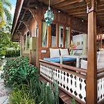 Villa Kampung Lestari